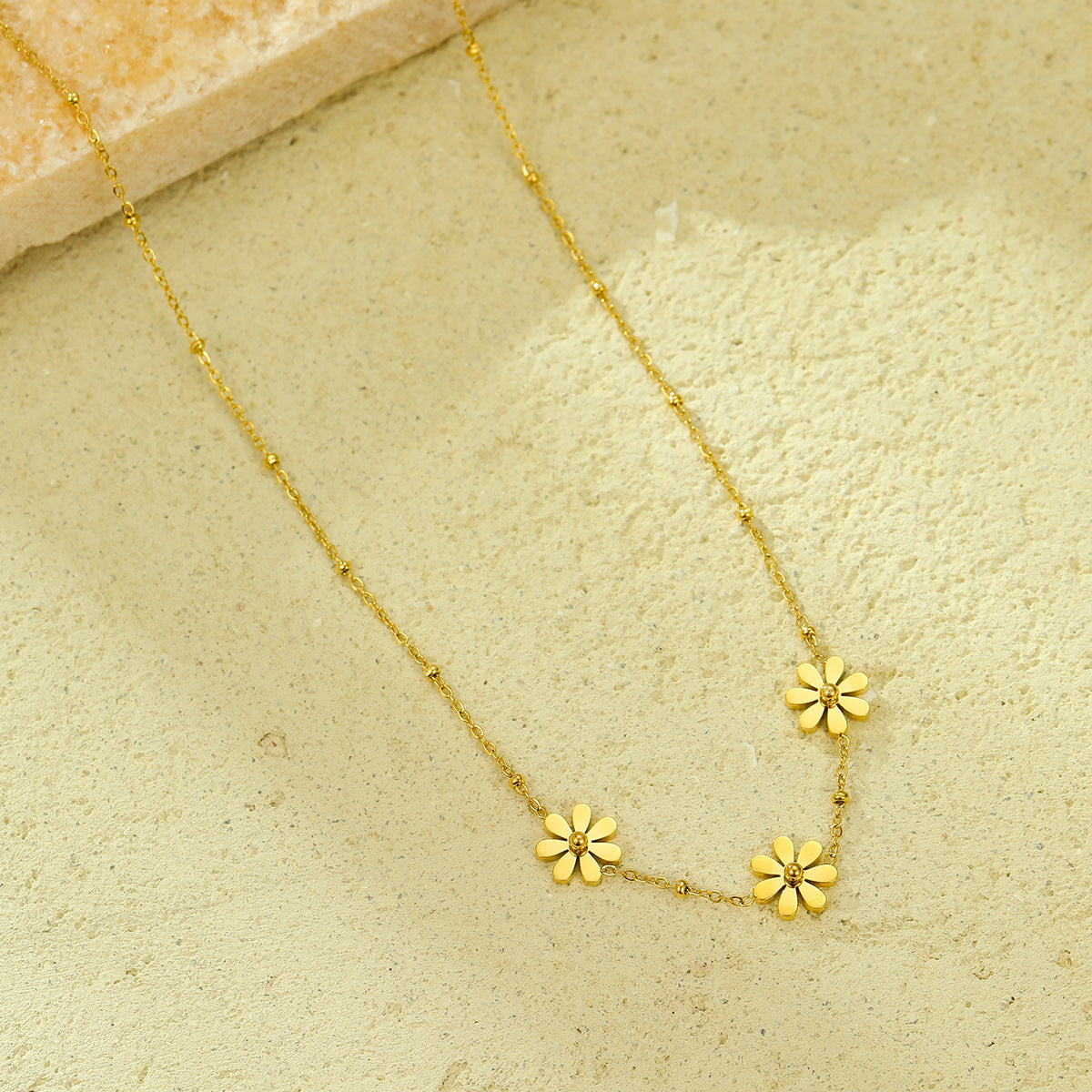 Collar con colgante de girasol y margarita natural para mujer, de acero inoxidable chapado en oro de 18 quilates, cadena minimalista para clavícula