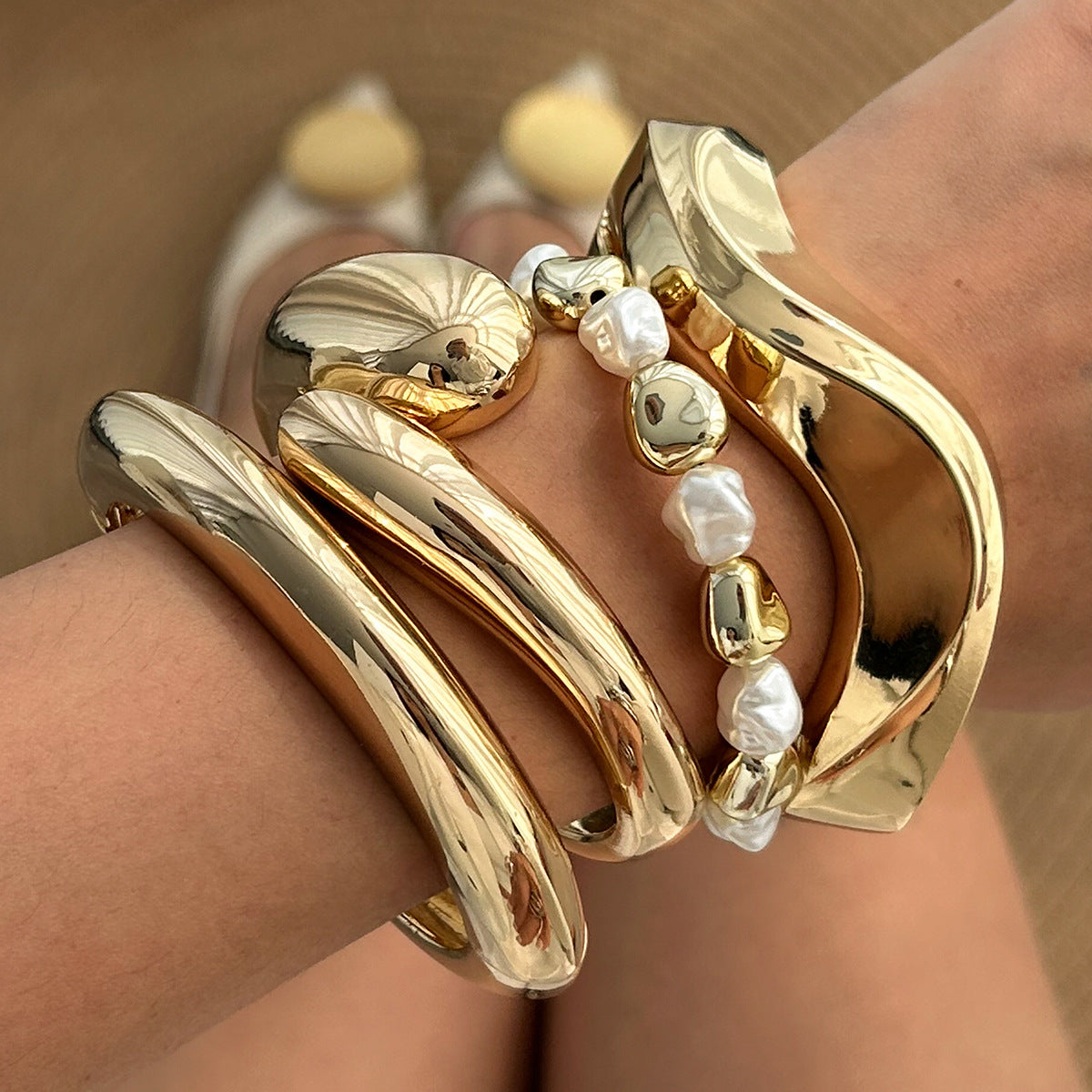 Pulsera de aleación con forma de gota de agua irregular, superficie pulida y acabado chapado para mujer