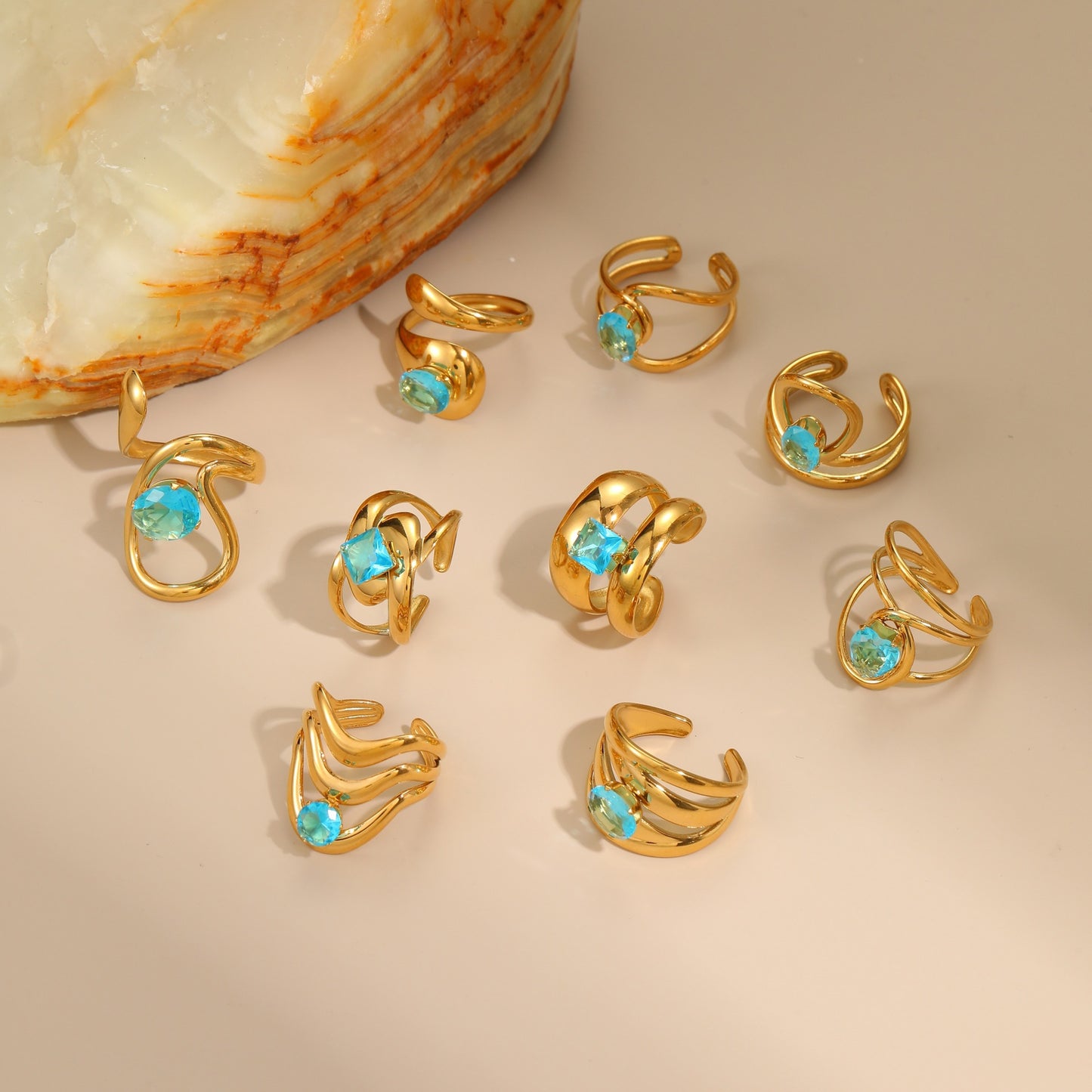 Anillo minimalista de acero inoxidable hueco geométrico con incrustaciones de circonita azul y baño de oro de 18 quilates para mujer