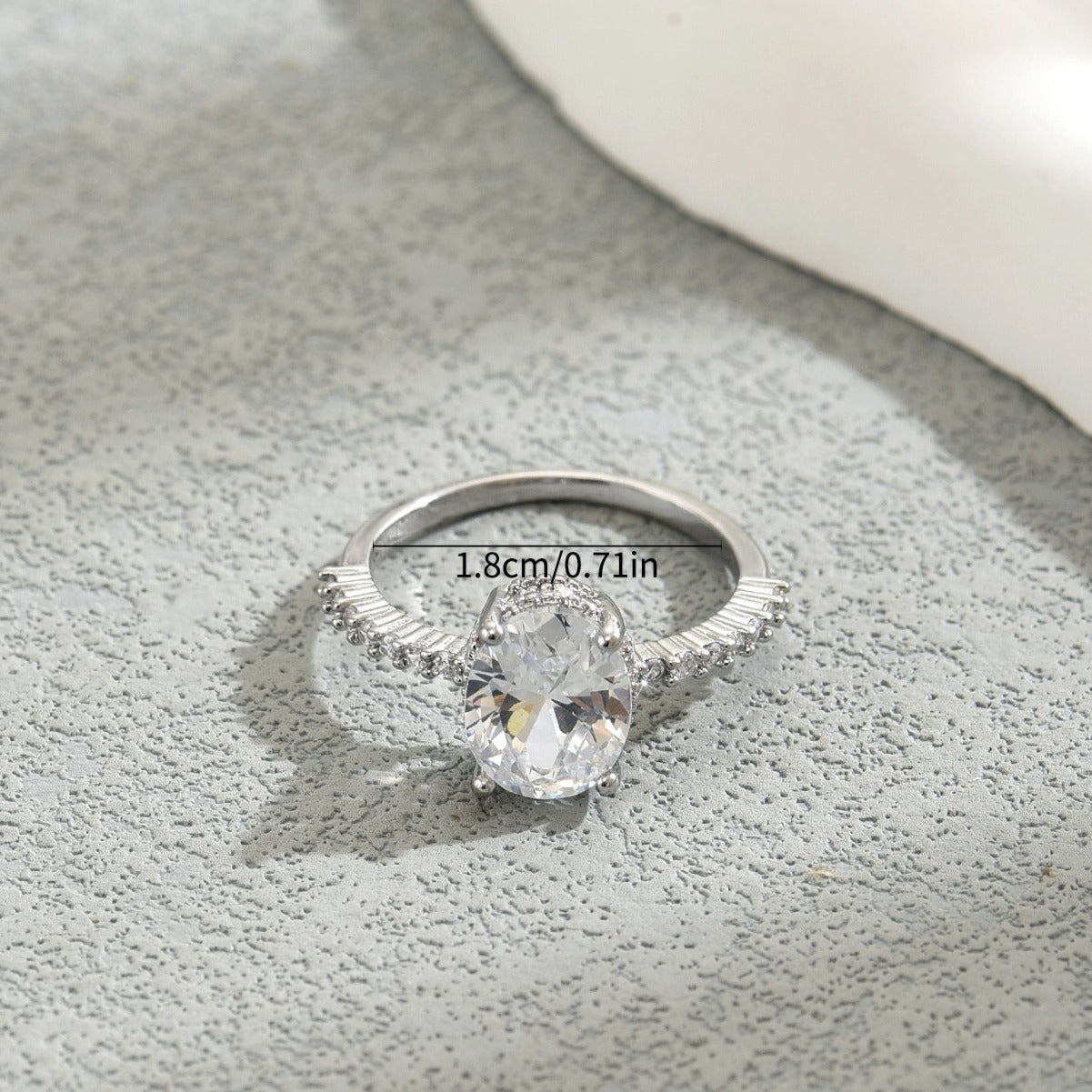 Anillo abierto ajustable minimalista dulce para mujer en cobre con incrustaciones de circonitas y diseño geométrico en forma de U