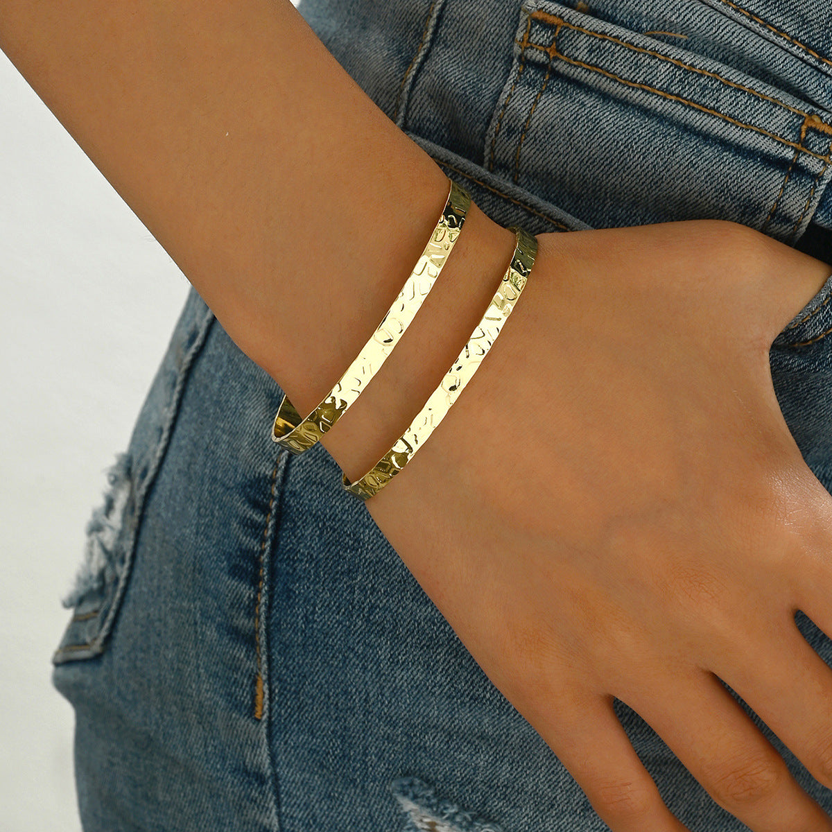 Bracciale da donna a manetta aperta regolabile in lega di zinco con intarsi di perle, stile OL alla moda con motivo floreale