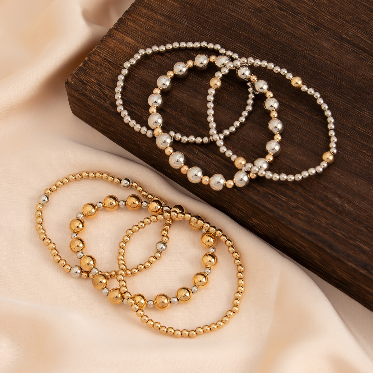 Pulsera elástica minimalista para mujer con perla de imitación en forma de corazón y acabado chapado, ideal para combinar con otras joyas