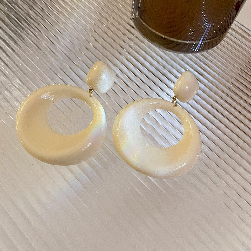 Pendientes asimétricos vintage con cabeza de león de metal con postes de acero bañados en plata para mujer