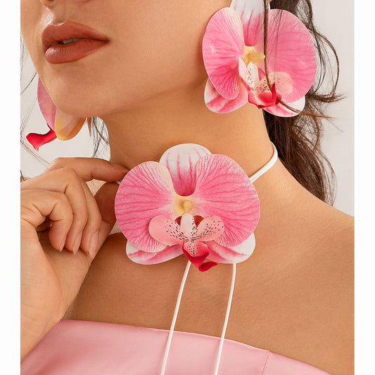 Girocollo floreale minimalista con pendente orchidea 3D su cordino cerato intrecciato da donna