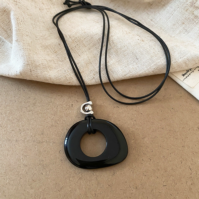 Collana con ciondolo geometrico in acrilico stile retrò da donna con charm in lega, fatta a mano, catena a strati alla moda minimalista