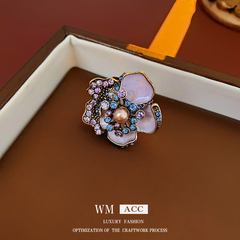 Vintage Floral Pendant Necklace with Rhinestone Inlay and Enamel Finish on Alloy Chain for Women
