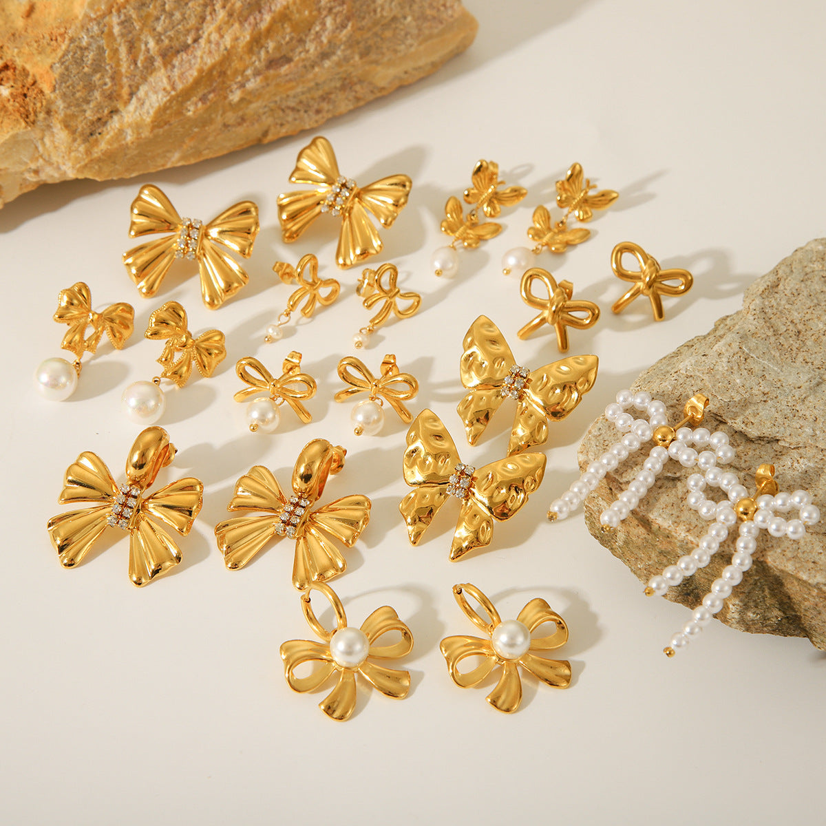 Orecchini a perno da donna in acciaio al titanio a forma di fiocco, ispirati alla moda francese, placcati in oro 18 carati e impreziositi da perle