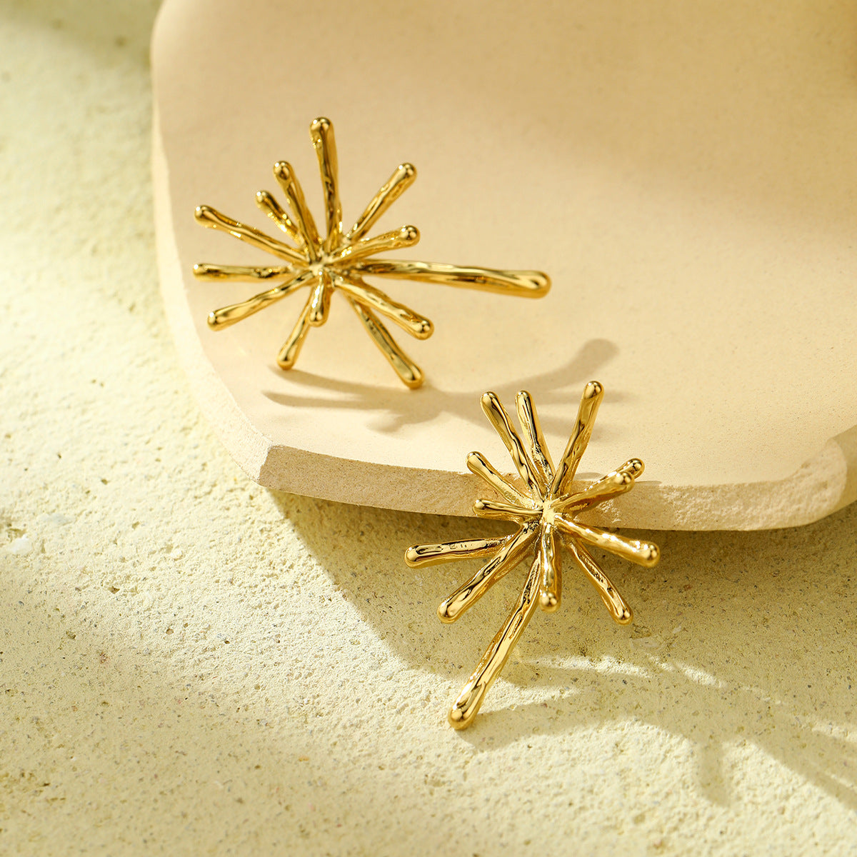 Elegantes pendientes de acero inoxidable de copo de nieve irregular para mujer con baño de oro de 18 quilates