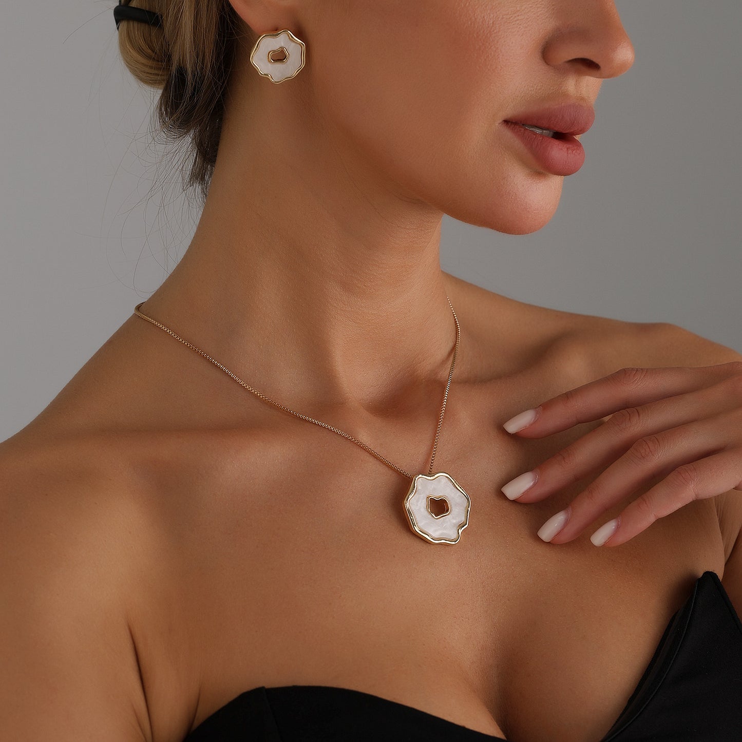 Fashionable Irregular Geometric Pendant Necklace Set in Alloy with Plated Finish for Women