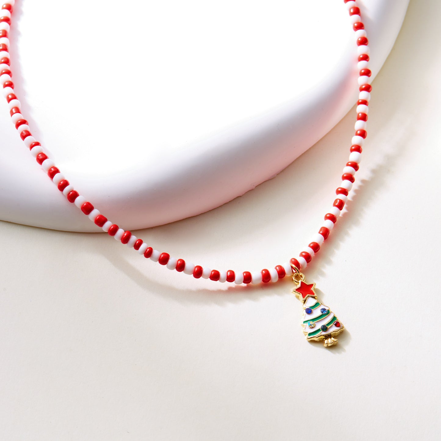 Collar con colgante de árbol de Navidad con Papá Noel y muñeco de nieve de estilo vintage francés para mujer con perlas de imitación y acabado esmaltado