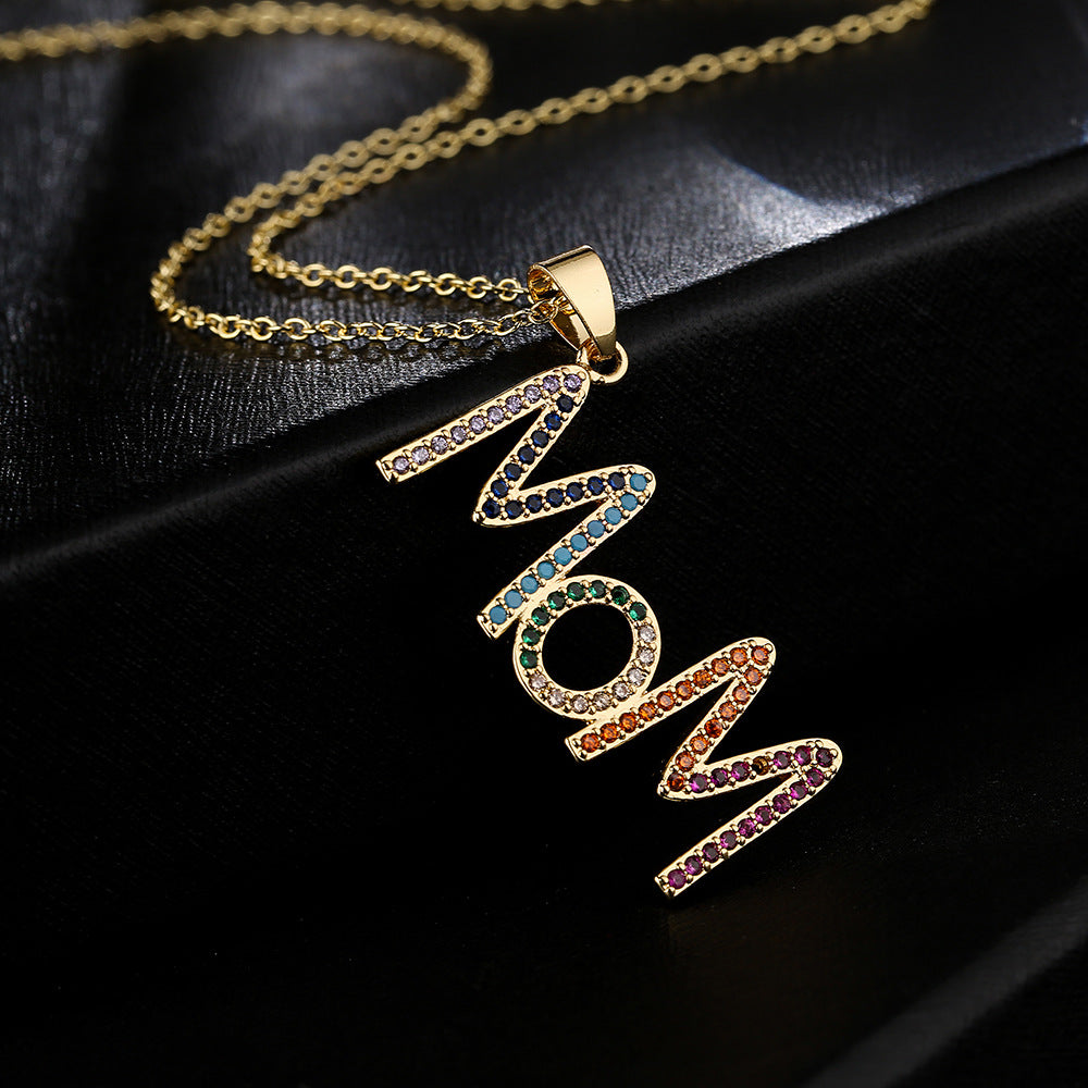 Collana con Pendente Geometrico Minimalista "MOM" da Donna in Rame Placcato Oro 18K con Zirconi Micro-Pavé