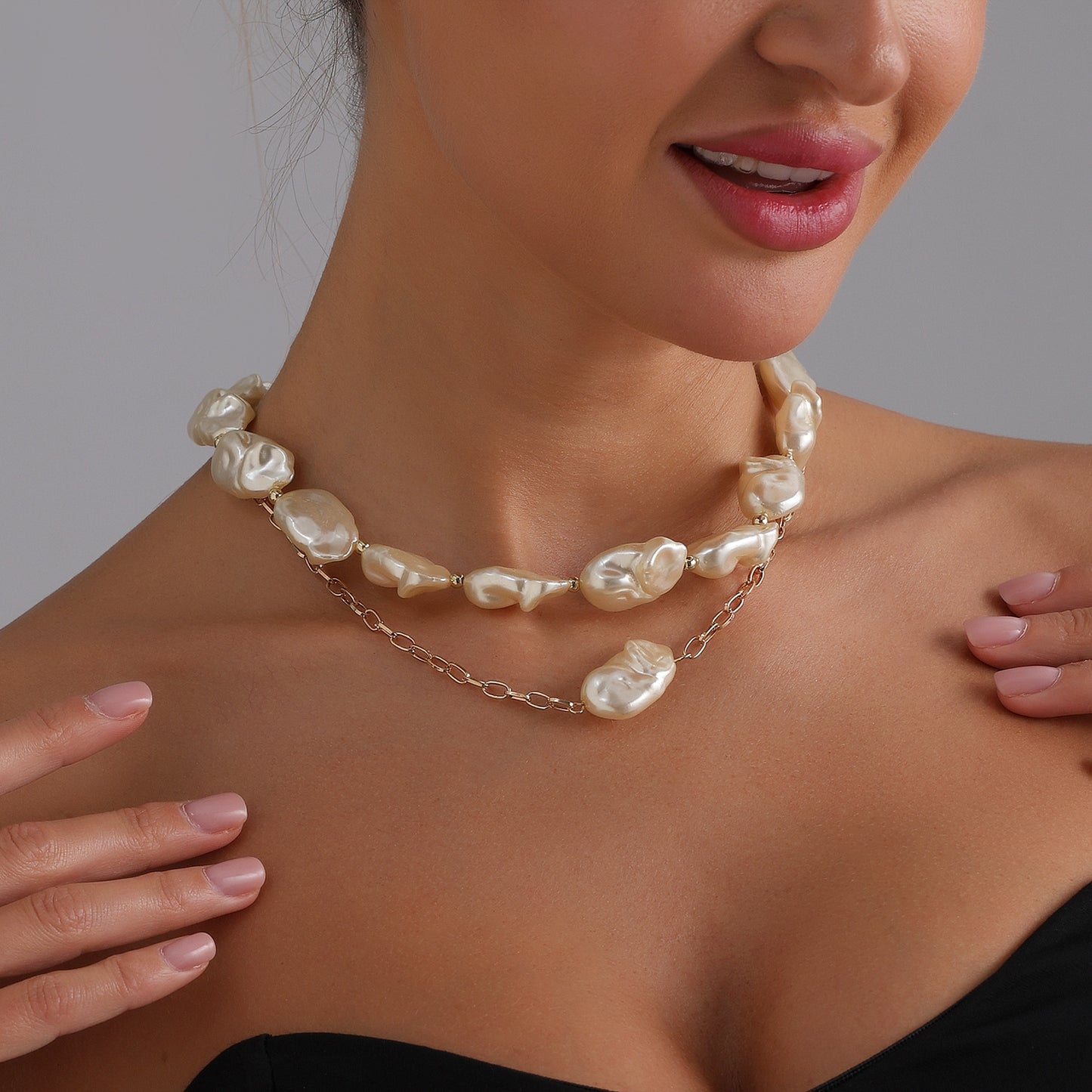 Collana di Perle Geometrica Ispirata al Barocco per Donne con Pendente in Lega e Finitura Placcata, Elegante Catena a Doppia Strato Minimalista per Clavicole