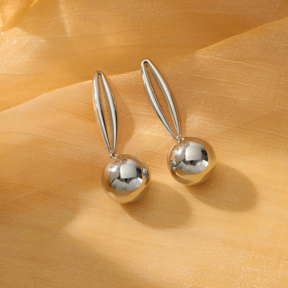 Pendientes de bola redonda de acero inoxidable geométricos calados minimalistas para mujer con acabado de oro de 18 quilates chapado al vacío