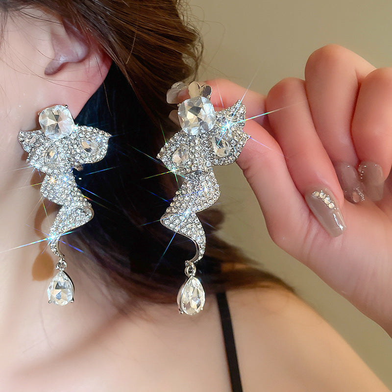 Orecchini a perno di lusso con lega geometrica irregolare e intarsio di strass, placcati argento, alla moda e versatili da donna