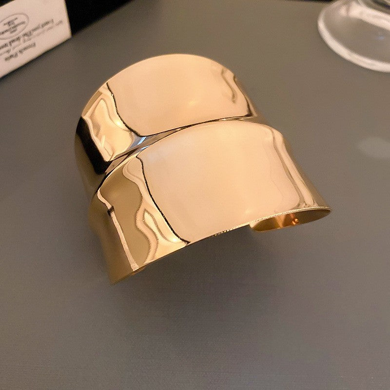 Pulsera Cóncava Irregular Minimalista para Mujer en Aleación de Latón con Acabado Galvánico