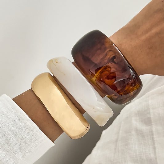 Bracciale retrò da donna con finitura a specchio e fascia larga in resina marmorizzata irregolare, con finitura placcata