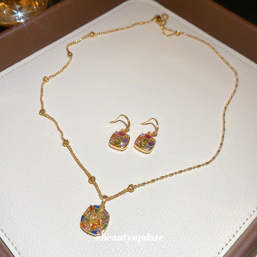 Elegante Parure di Collana e Orecchini in Rame Dorato Stile Lusso con Motivo Floreale e Pendente Rotondo da Donna