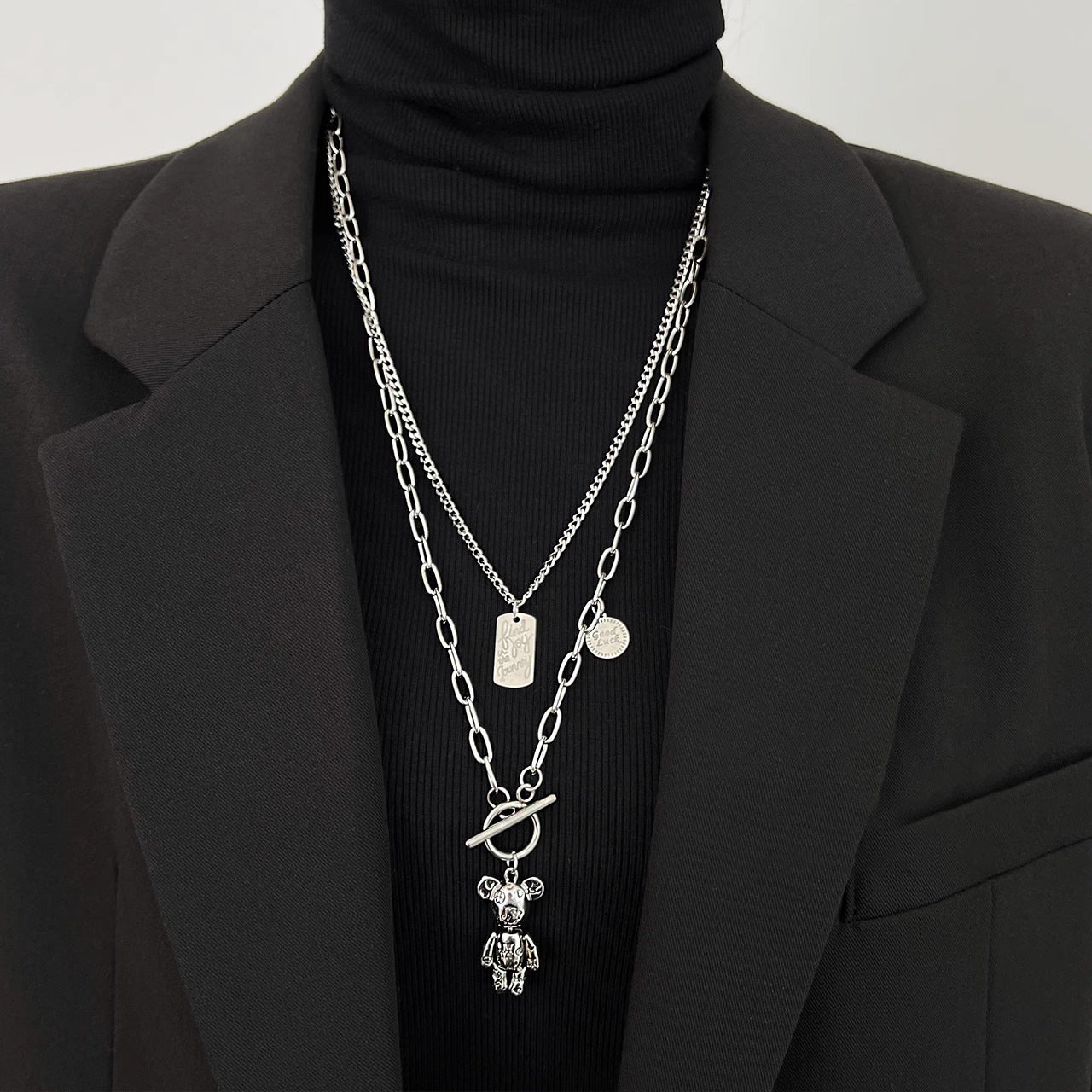 Collana con ciondolo a orsetto minimalista in acciaio al titanio placcato per donne e uomini, catena regolabile per clavicola