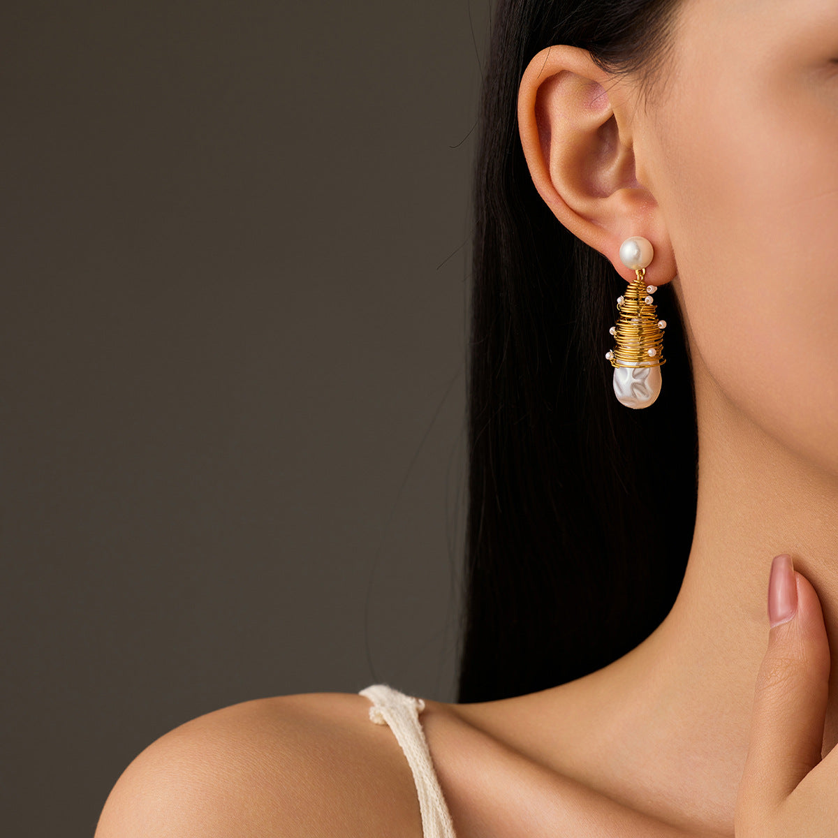 Elegante collar con colgante de acero de titanio con forma de gota de agua para mujer con incrustaciones de perlas naturales y alambre chapado en oro