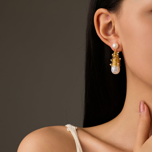 Fashionable Water-Drop-Shaped Titanium Steel Pendant Necklace for Women with Natural Pearl Inlay and Gold-Plated Wire