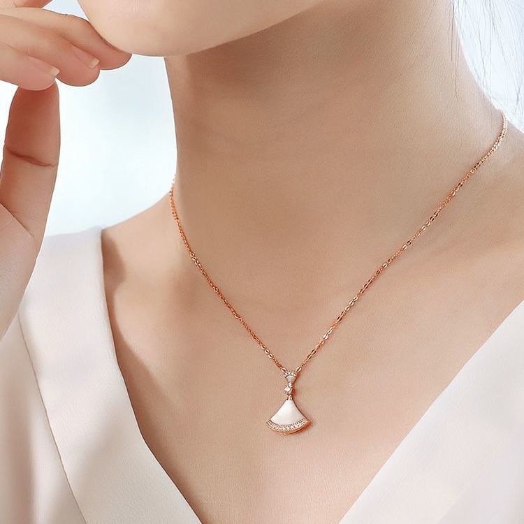Minimalist Fan-Shaped Mother-of-Pearl Pendant Necklace for Women in Titanium Steel with Rose Gold Plating and O-Chain