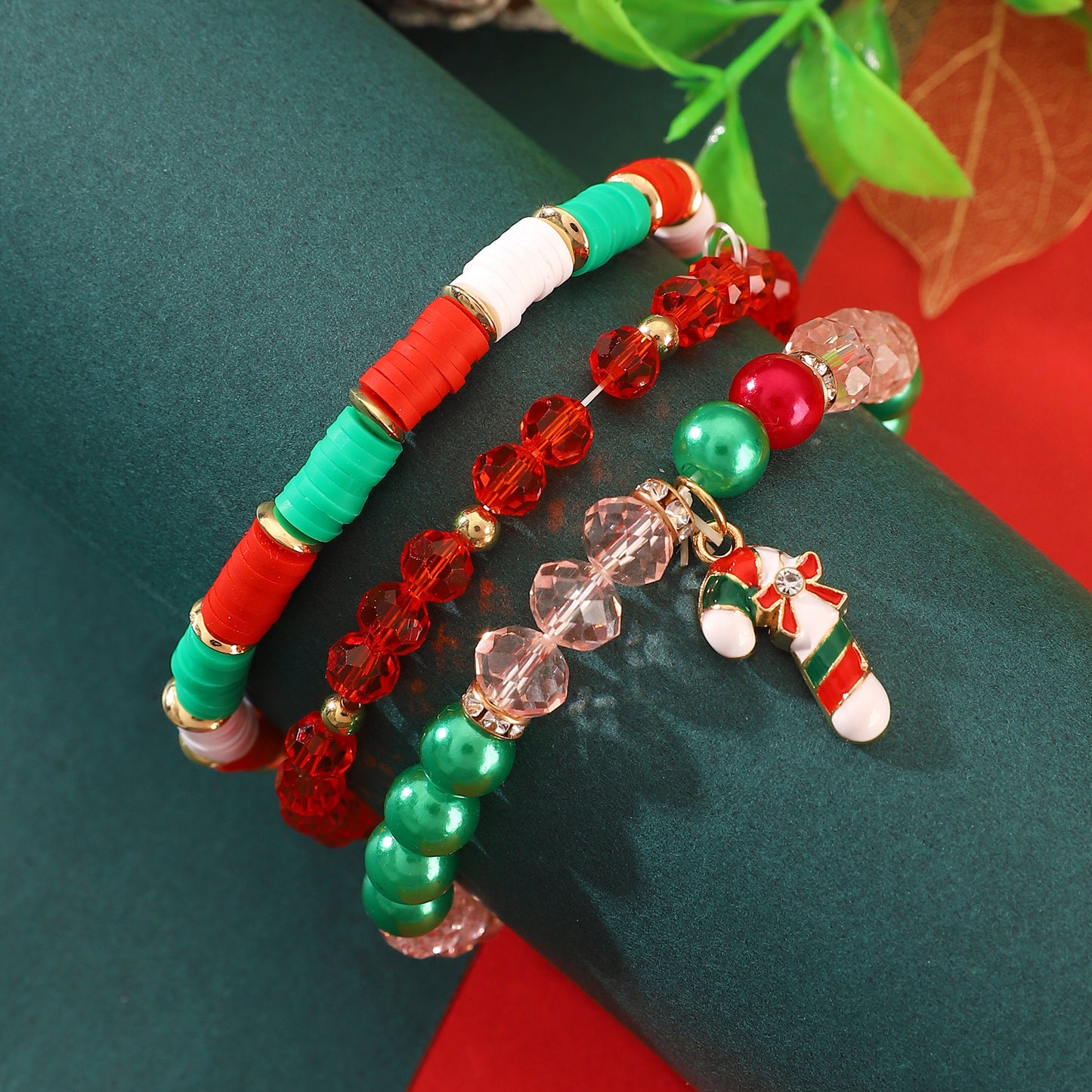 Set di braccialetti natalizi in argilla polimerica fatti a mano con perline alfabetiche, ciondoli a forma di fiocco di neve, renna e Babbo Natale, elastici, regalo per le festività natalizie