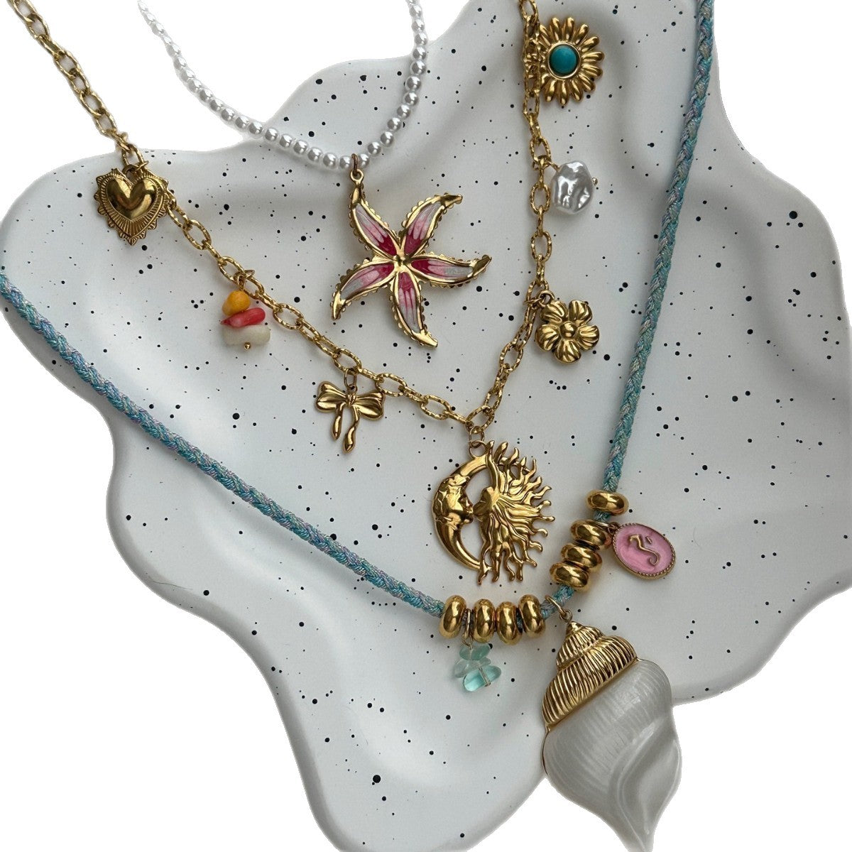 Collana Pendente a Conchiglia con Fiore, Sole, Luna e Stella in Acciaio Inossidabile Placcato Oro 14K Vintage da Donna
