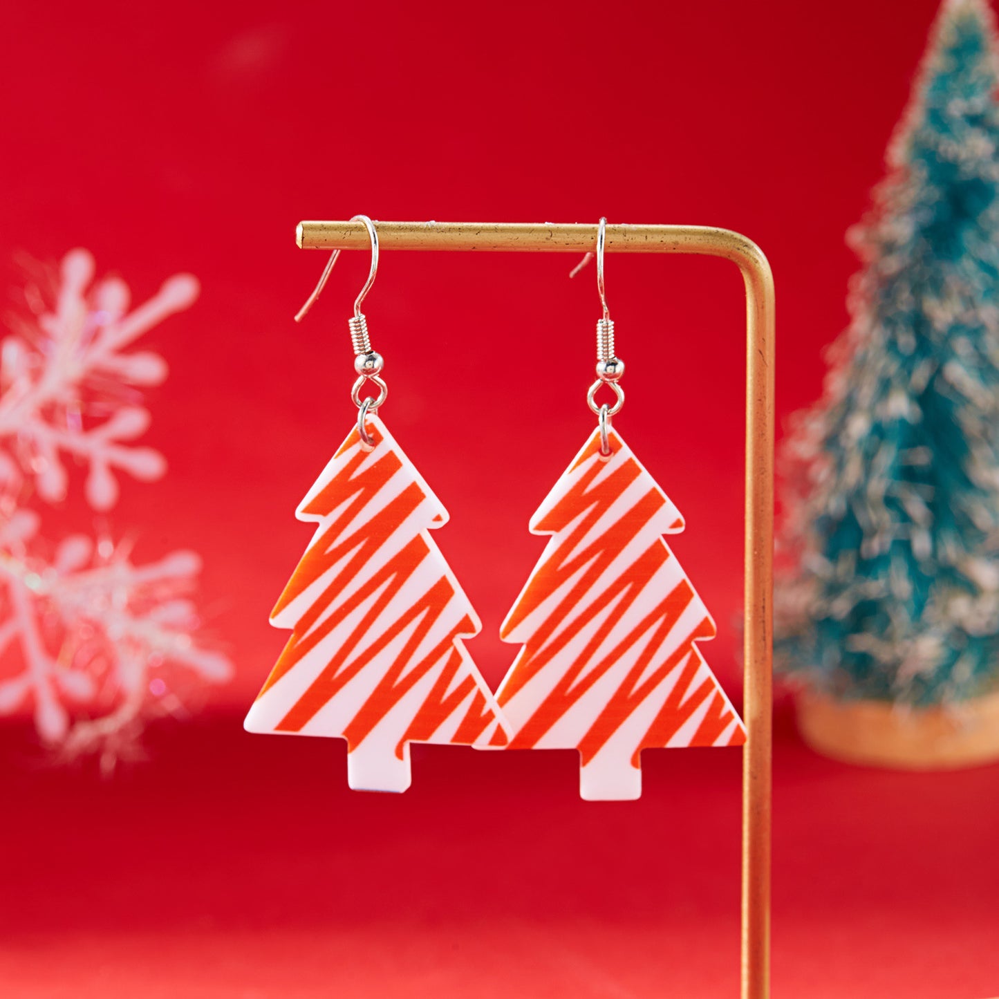 Orecchini natalizi in acrilico a forma di albero di Natale con motivi di Babbo Natale e fiocchi di neve per donna