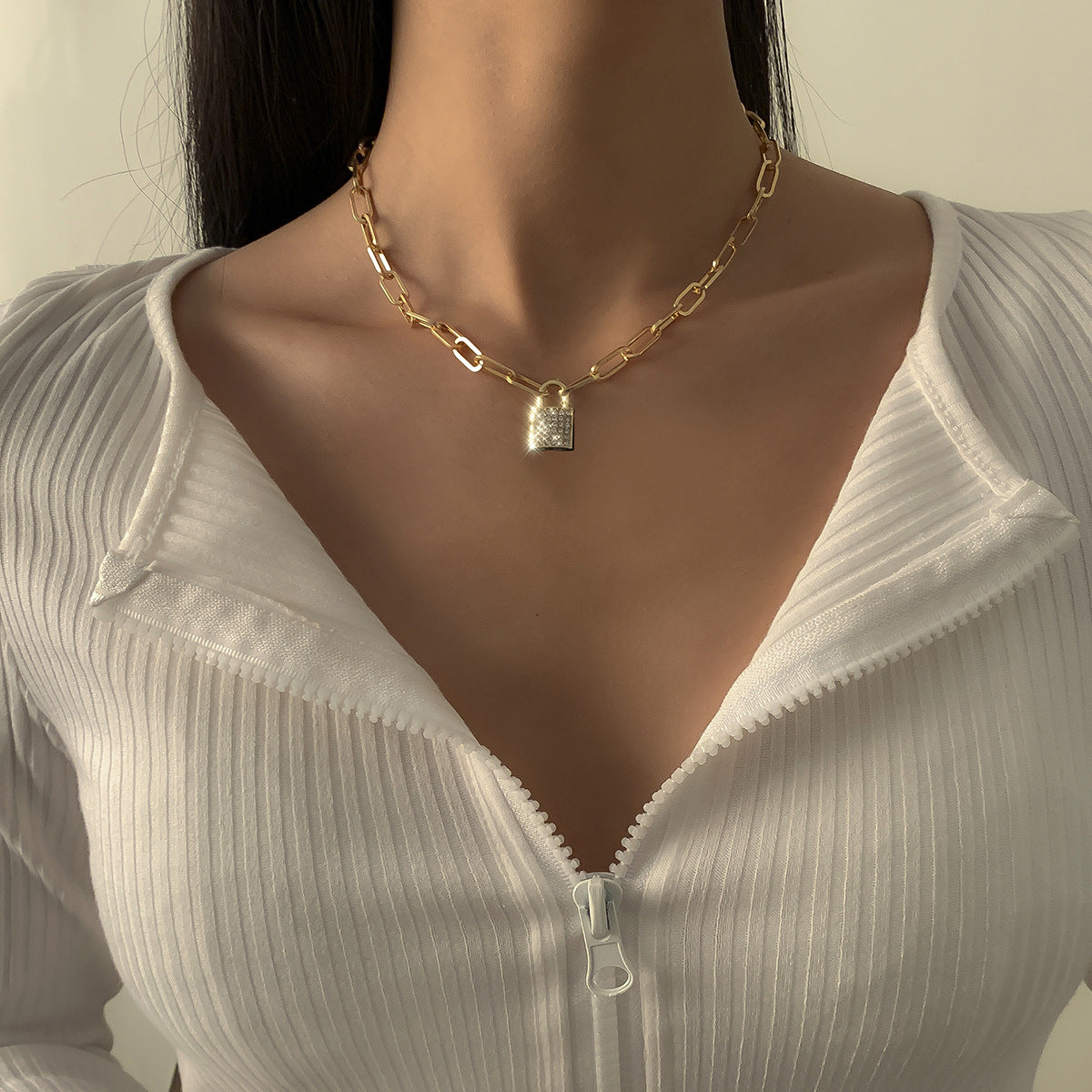 Collana pendente con lucchetto geometrico minimalista da donna con strass micro-incastonati su catena a croce in lega con finitura galvanica