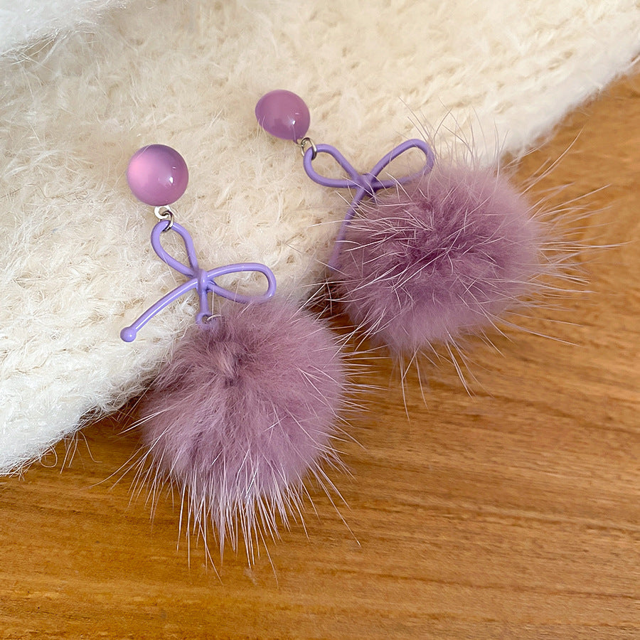 Eleganti orecchini a lobo da donna con fiocco e pon-pon, perni in acciaio placcato e texture vellutata e morbida