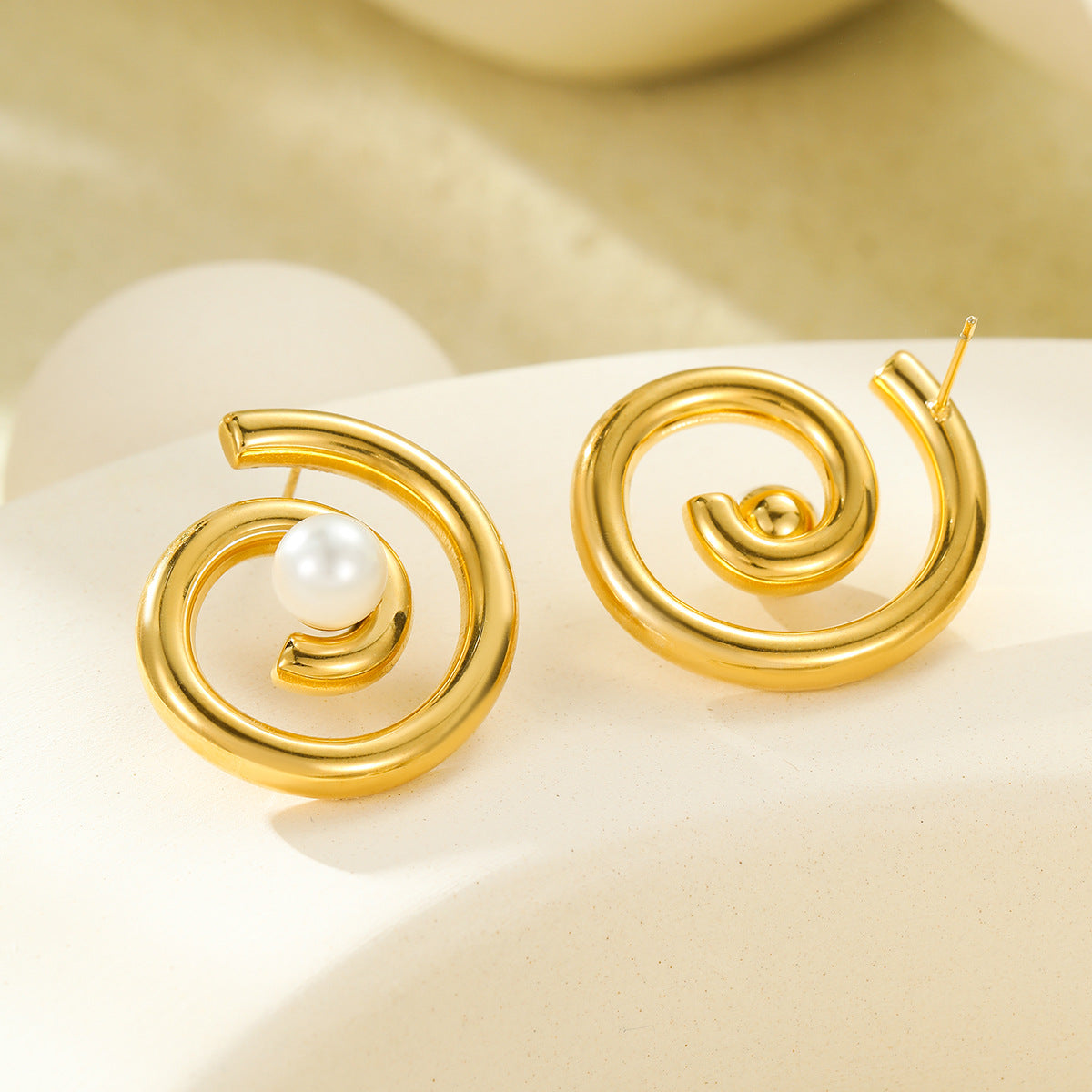 Pendientes de titanio con forma espiral de estilo vintage, chapados en oro de 18 quilates e incrustaciones de perlas para mujer