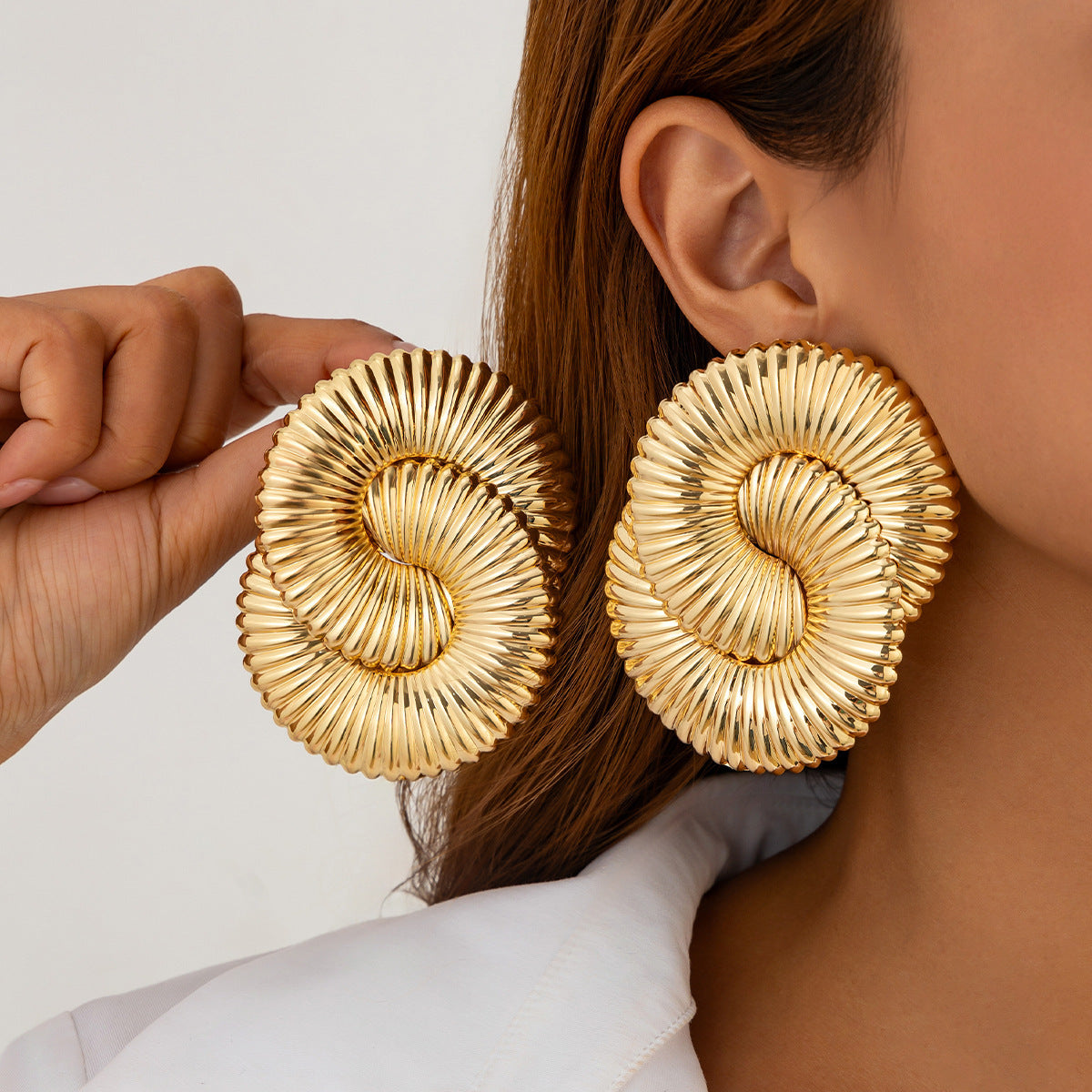 Pendientes de aleación de zinc con forma de lazo, estilo atrevido y chic, con acabado galvanizado y textura floral irregular tipo líquido.