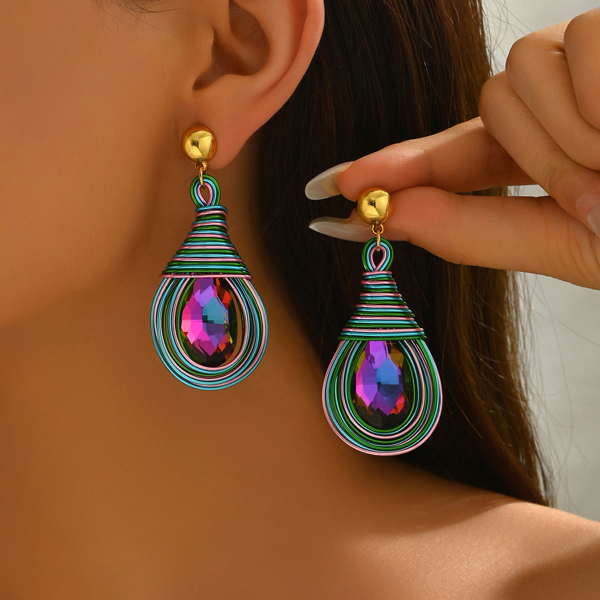 Elegantes pendientes geométricos de aleación con incrustaciones de diamantes de imitación y acabado galvanizado para mujer