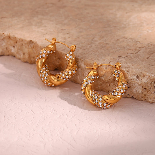 Pendientes de aro retorcidos minimalistas de lujo geométricos de acero inoxidable chapados en oro de 18 quilates con incrustaciones de circonitas