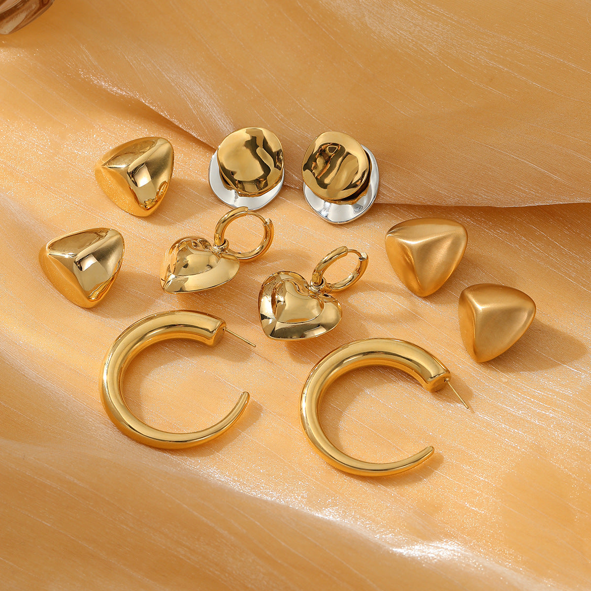 Orecchini minimalisti in acciaio al titanio a forma di cuore con placcatura in oro 18 carati da donna