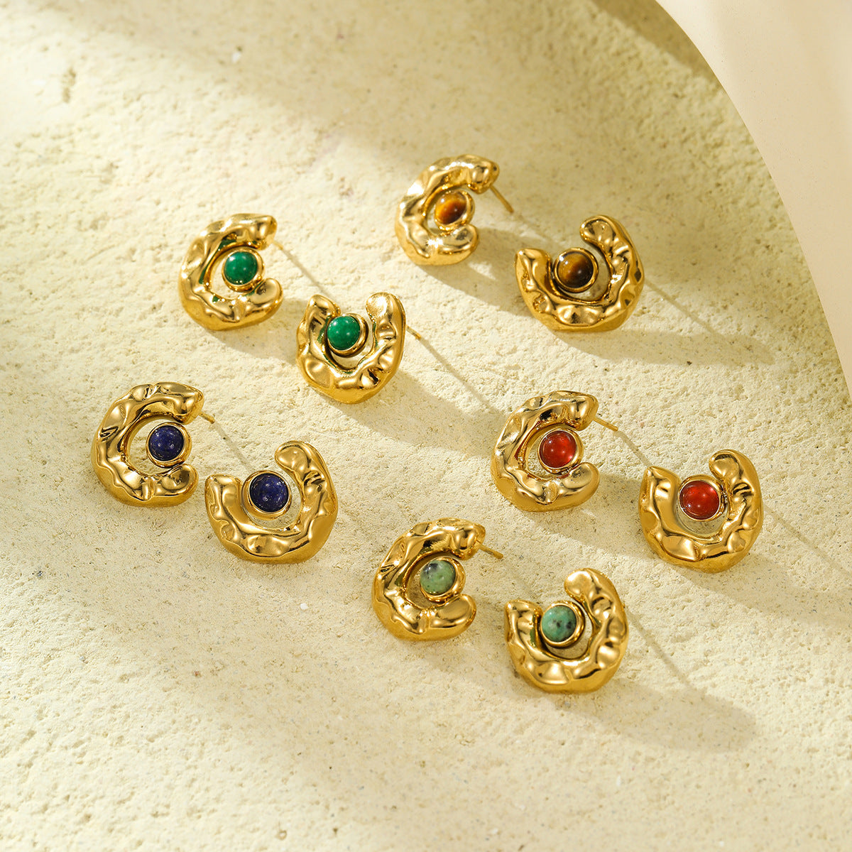 Pendientes de tuerca de acero de titanio en forma de C de estilo vintage con incrustaciones de piedra natural ojo de tigre y chapado en oro de 18 quilates