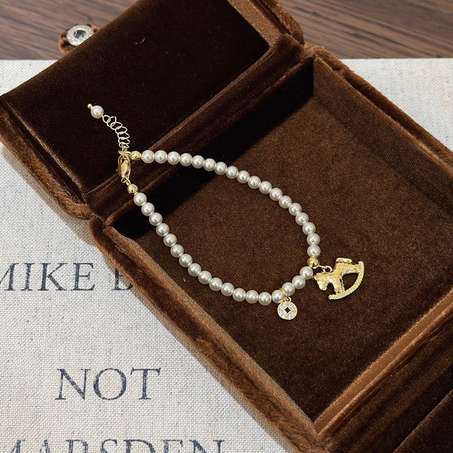 Set Collana con Ciondolo Zodiaco Cavallo in Lega Placcata Stile Lusso con Orecchini e Bracciale in Stile Perla da Donna