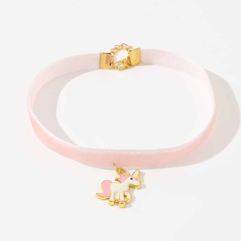 Collana con Pendente Unicorno Carino per Ragazze con Dettaglio Nastro di Raso Rosa, Costruzione in Resina Plastica, Finitura Placcata, Stile Catena alla Clavicola