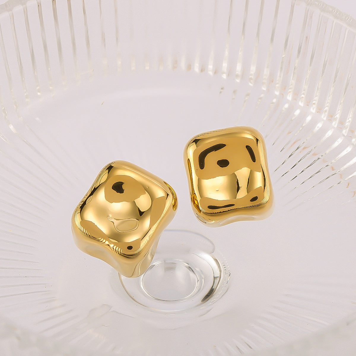 Orecchini geometrici minimalisti irregolari quadrati in acciaio inossidabile con finitura in oro 18K placcata sottovuoto