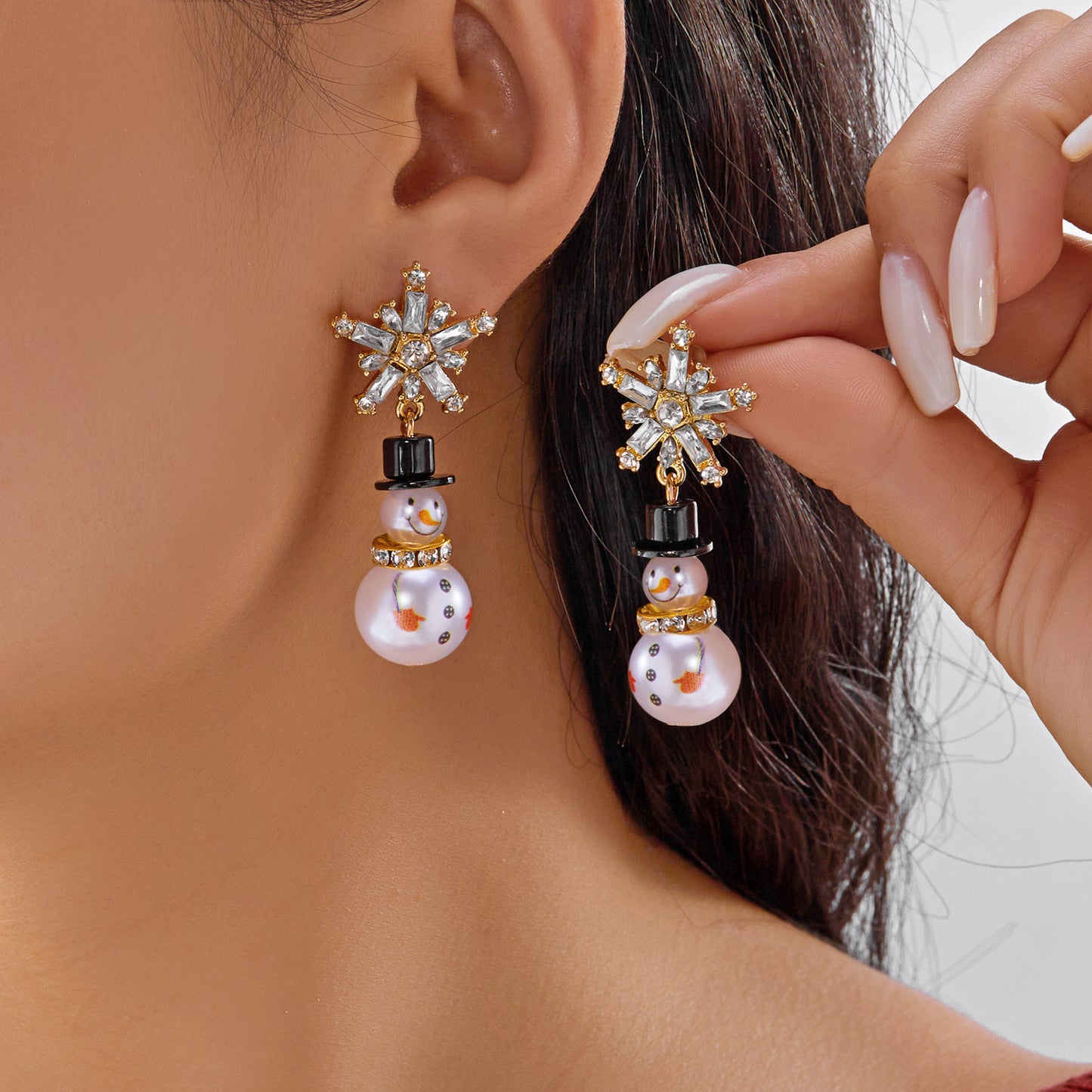 Pendientes de perlas con forma de copo de nieve estilo navideño con detalles de diamantes de imitación en aleación con acabado chapado para mujer
