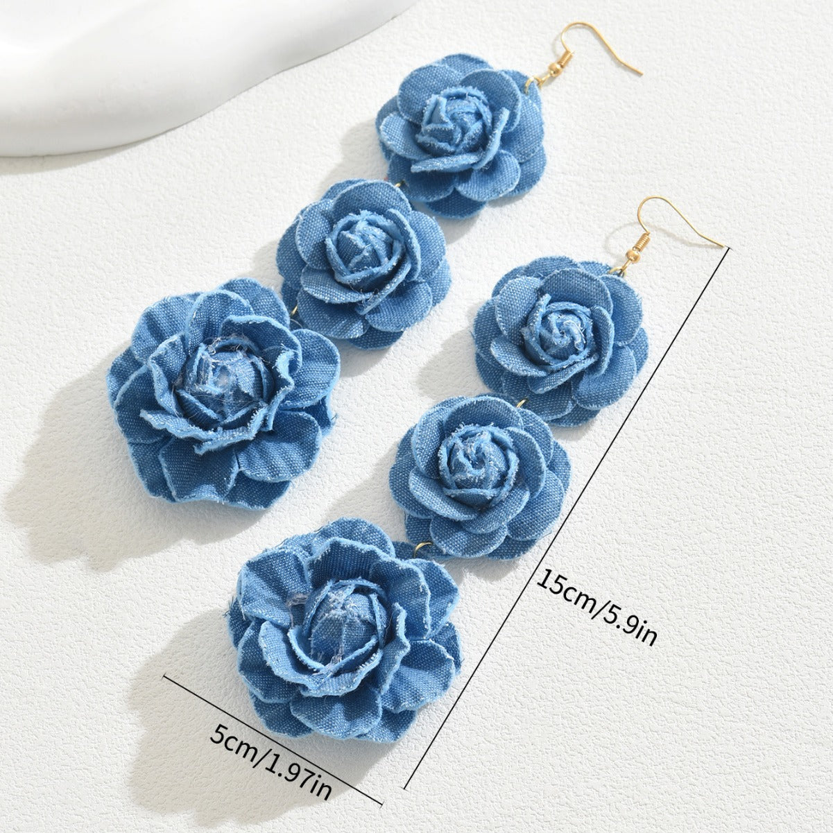 Orecchini a perno con design floreale minimalista in tessuto fresco per donna, con perni in acciaio inossidabile e design a petalo