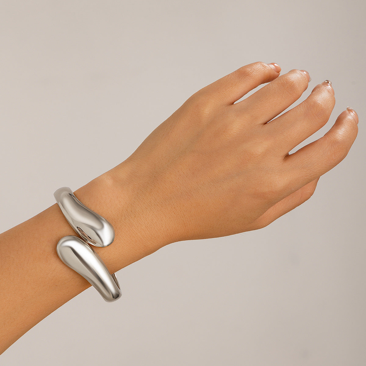 Pulsera de aleación ondulada irregular estilo punk con perlas de imitación para mujer