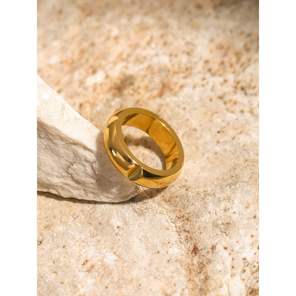 Anello Conico Minimalista Unisex in Acciaio Inox Placcato Oro 18K Design di Lusso