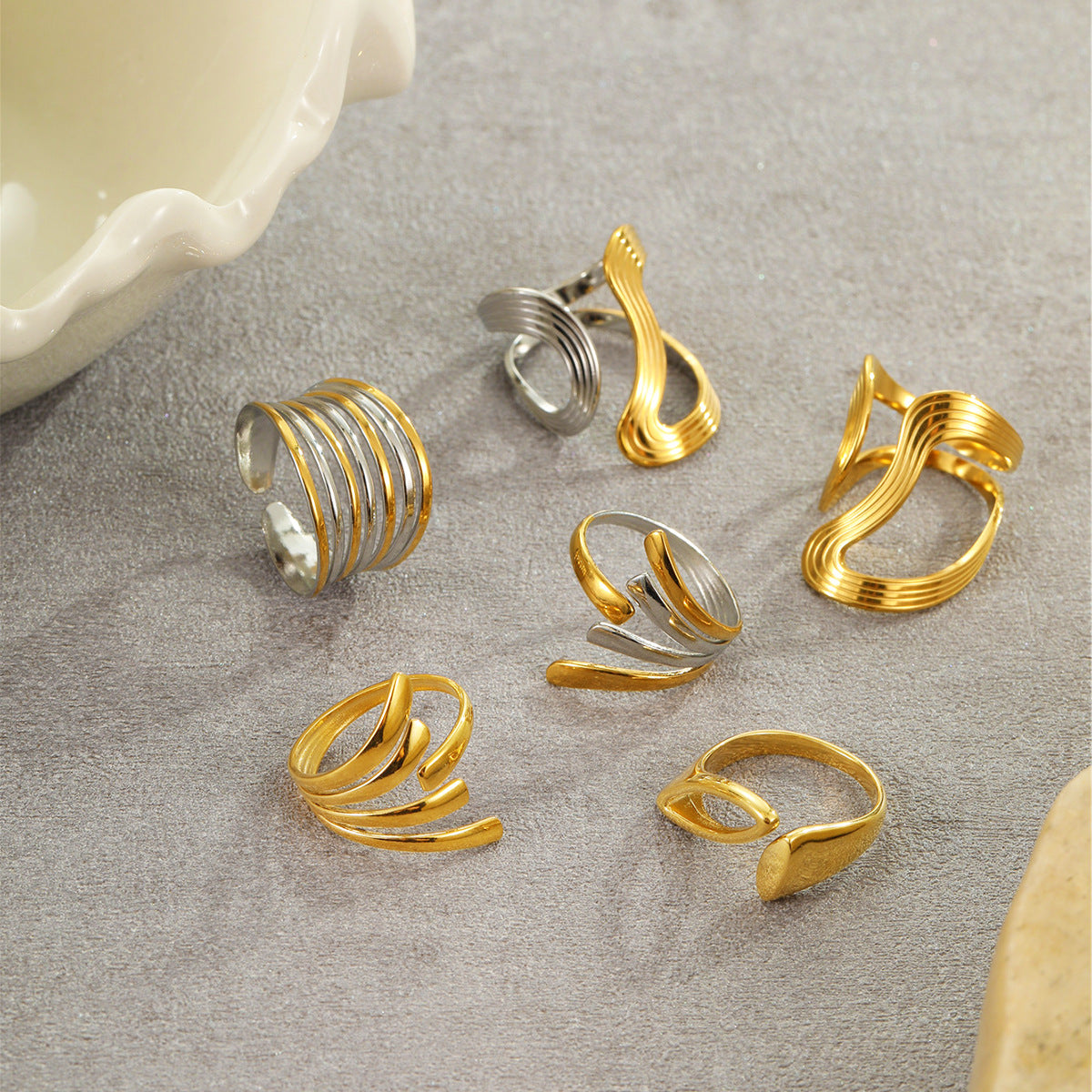 Anillo Minimalista Geométrico de Acero Inoxidable con Baño de Oro de 18K para Mujer, Accesorio de Moda