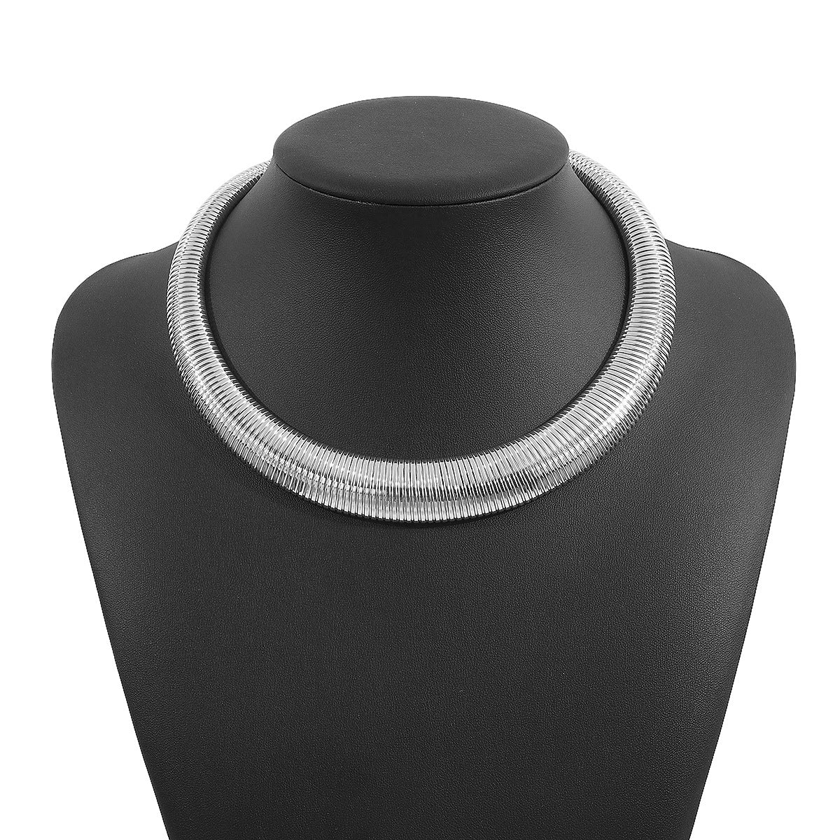 Collar Gargantilla de Cadena de Serpiente Geométrica Audaz para Mujer Hecho de Hierro con Diseño de Estilo Industrial