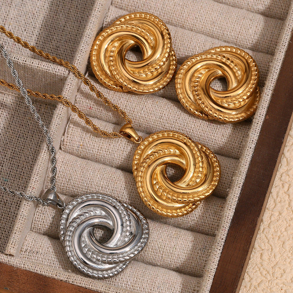 Fashionable Vintage Geometric Stainless Steel Necklace with 18K Gold Plated Circular Wrap Design for Women