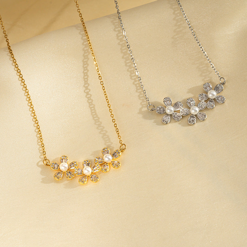 Dolce collana con ciondolo floreale da donna in acciaio al titanio con dettagli in strass e finitura galvanizzata su catena a maglie
