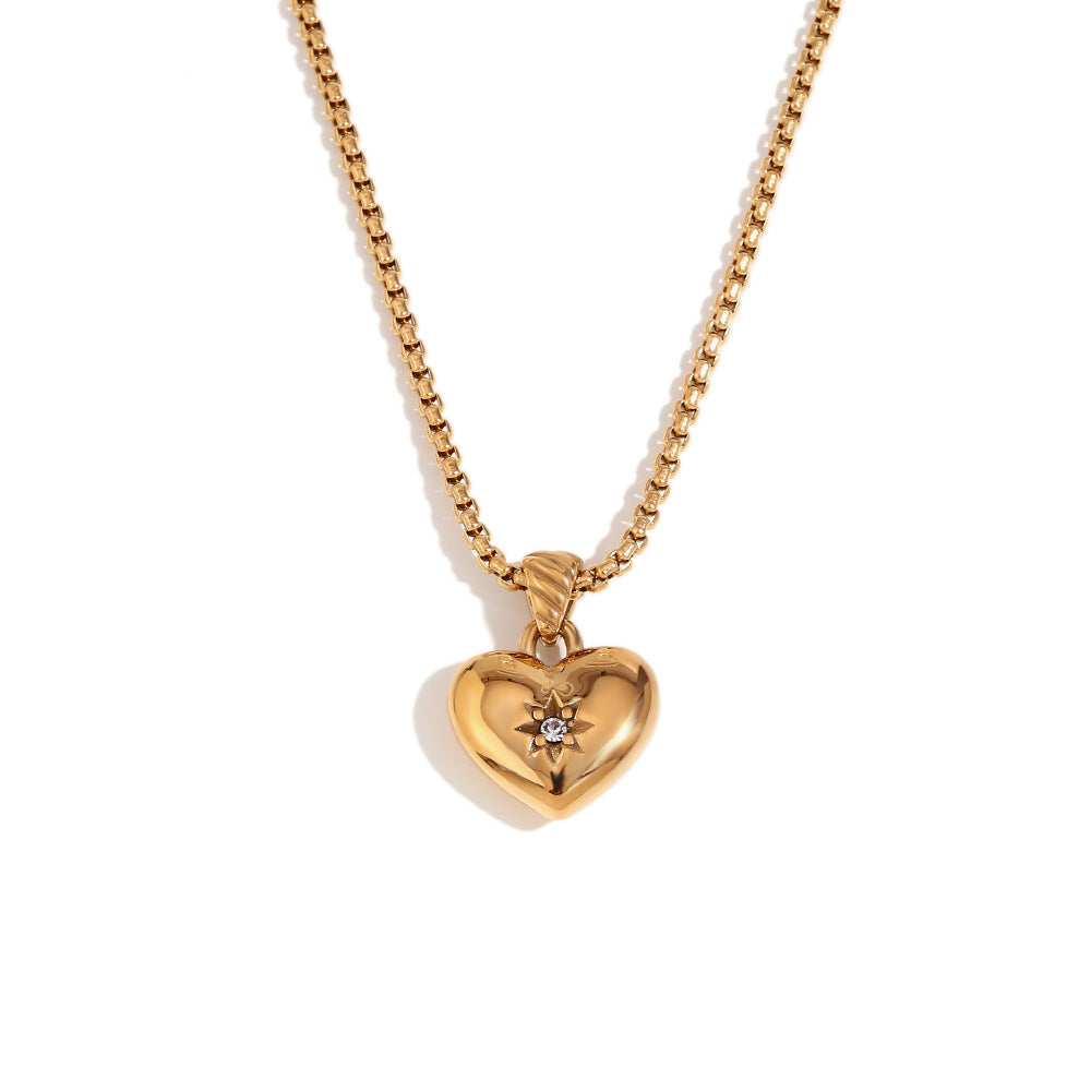 Collana con ciondolo a cuore in acciaio al titanio ispirata al vintage con placcatura in oro 18 carati e zirconi cubici per donna