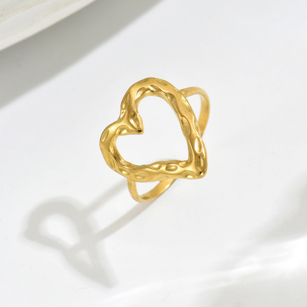 Anillo de Aleación con Corazón Geométrico para Mujer con Acabado Chapado, Accesorio de Moda Minimalista