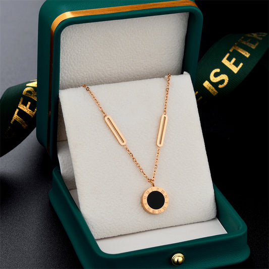 Collar colgante geométrico minimalista de números romanos para mujer de acero de titanio con acabado chapado